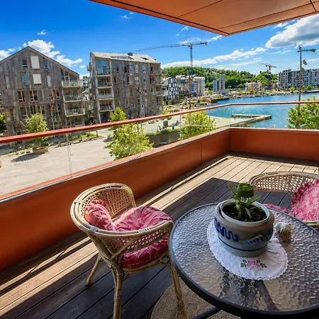The Glacial View - Sleek Waterfront 1-bed - Op33 Apartman *