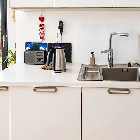 The Glacial View - Sleek Waterfront 1-bed - Op33 Apartman